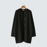 Minimalistinen takki modernille naiselle